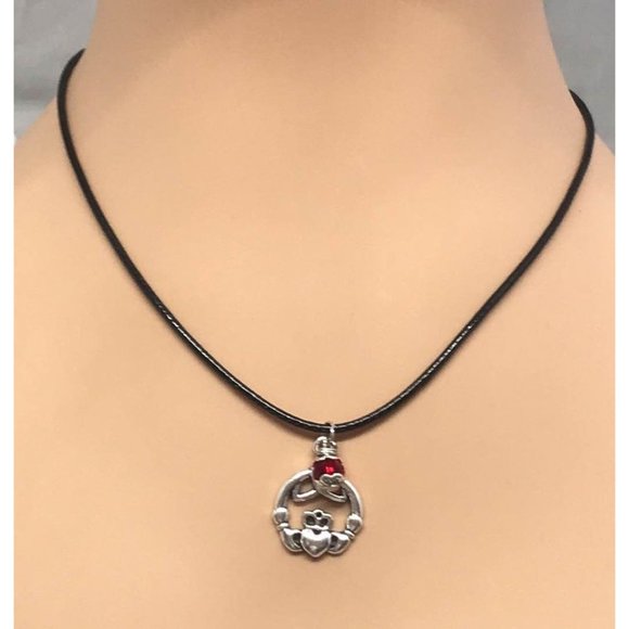 Claddagh Triquetra Celtic Trinity Knot Dark Red - Picture 2 of 8